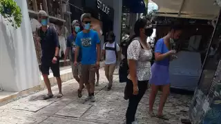 Trabajadores del sector hotelero en Playa del Carmen aún están a la espera de su dosis anticovid, pues ya les piden su certificado de vacunación