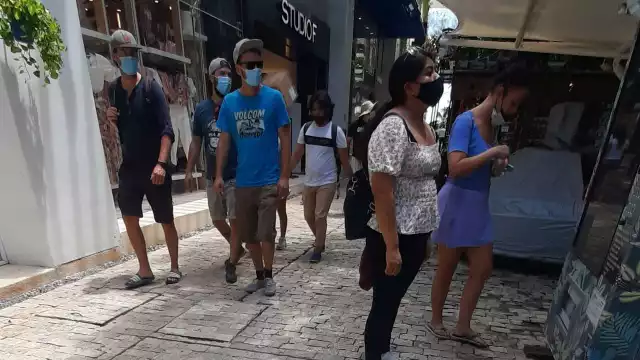 Trabajadores del sector hotelero en Playa del Carmen aún están a la espera de su dosis anticovid, pues ya les piden su certificado de vacunación