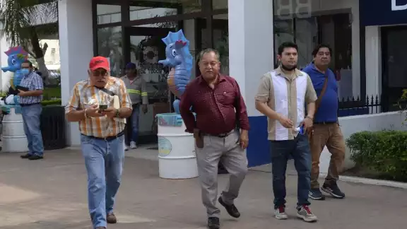 Las críticas de los locatarios van dirigidas particularmente al director de Servicios Básicos y a la administradora del recinto Las críticas de los locatarios van dirigidas particularmente al director de Servicios Básicos y a la administradora del recinto