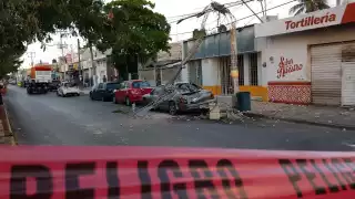 Elementos de la CFE repararon el poste, maniobra que les llevaría alrededor de cinco horas