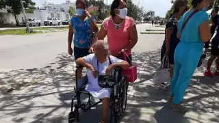Adultos mayores acudieron con sus familiares a recibir la dosis contra el COVID-19