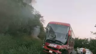 Una persona fallecida fue el saldo del choque entre un autobús del ADO y un taxi