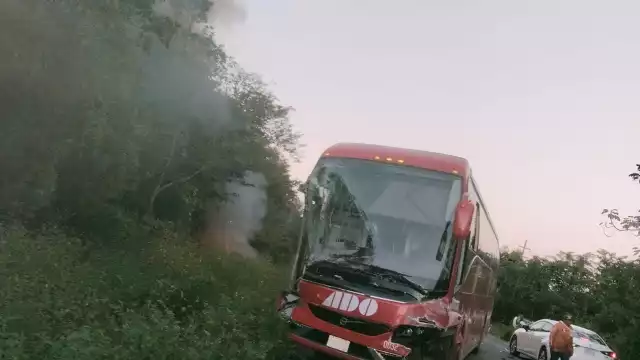 Una persona fallecida fue el saldo del choque entre un autobús del ADO y un taxi