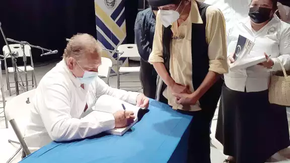 Presentan libro 'UNACAR media centuria' en el marco de su 55 aniversario