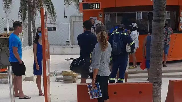 Las filas para comprar boletos en la terminal desespera a turistas