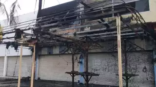 Elementos de la Policía Quintana Roo y Bomberos de Cancún acudieron al bar para acordonar la zona y apagar el fuego