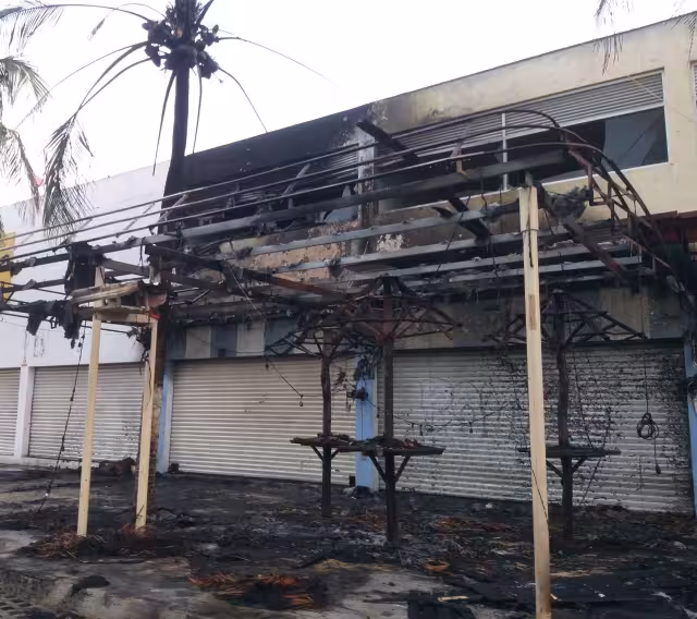 Elementos de la Policía Quintana Roo y Bomberos de Cancún acudieron al bar para acordonar la zona y apagar el fuego