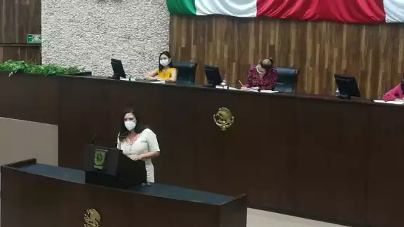 La diputada asegura que el morenista usó una expresión poco profesional y cero legislativo, sólo por debatirle jurídicamente. Foto: David Vázquez La diputada asegura que el morenista usó una expresión poco profesional y cero legislativo, sólo por debatirle jurídicamente. Foto: David Vázquez