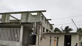 Varias calles fueron cerradas ante la caída de los postes de energía eléctrica