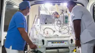 Trasladan a Mérida a bebé que sufrió caída en un hospital de Chetumal