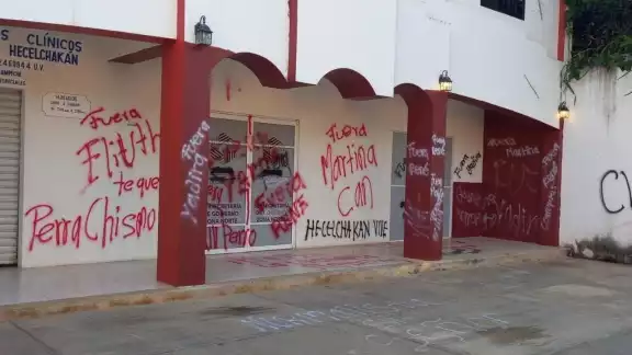 Normalistas de Hecelchakán han causado destrozos a manera de protesta en Campeche Normalistas de Hecelchakán han causado destrozos a manera de protesta en Campeche