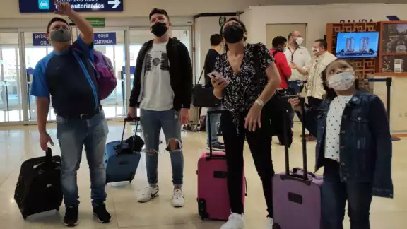 El vuelo Mérida-Houston se retrasó dos horas, por lo que pasajeros aún alcanzaron a registrarse El vuelo Mérida-Houston se retrasó dos horas, por lo que pasajeros aún alcanzaron a registrarse