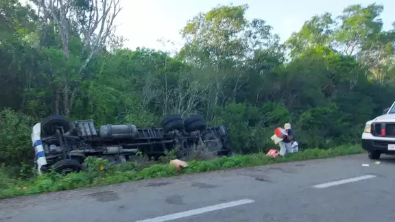 El tráiler quedó fuera de la carretera tras volcarse; autoridades acudieron al rescate del chofer de la unidad El tráiler quedó fuera de la carretera tras volcarse; autoridades acudieron al rescate del chofer de la unidad
