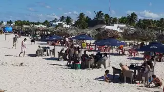 Entre los atractivos de la localidad se encentran los restaurantes, el avistamiento de flamencos y el ojo de agua que conecta el agua dulce con la marina
