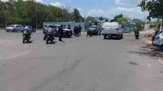 La camioneta blanca fue alcanzada por policías frente al Mercado Municipal de Chetumal, tras una persecución en la ciudad