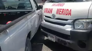 La combi de la ruta Umán chocó contra una camioneta en Mérida