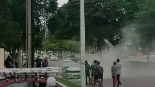 La zona fue acordonada y la vialidad cerrada a la circulación para que pudieran realizarse las maniobras para sofocar el fuego