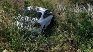 El vehículo terminó entre la maleza de una de las laterales de la Mérida-Valladolid con daños considerables; su conductor resultó ileso