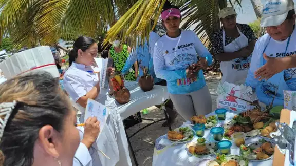 Los participantes mostraron su talento en el arte culinario Los participantes mostraron su talento en el arte culinario