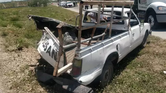La camioneta llevaba una familia dentro La camioneta llevaba una familia dentro