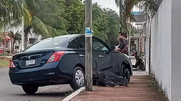 El vehículo versa fue proyectado hacia la avenida Isla Cancún subiéndose al camellón