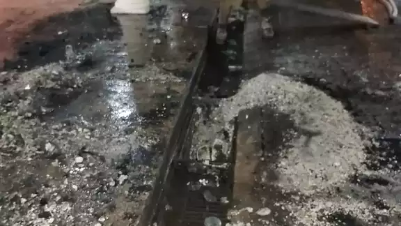 El trabajo se están realizando en horas de la noche para no perjudicar a los locatarios que venden frutas y verduras en el lugar El trabajo se están realizando en horas de la noche para no perjudicar a los locatarios que venden frutas y verduras en el lugar