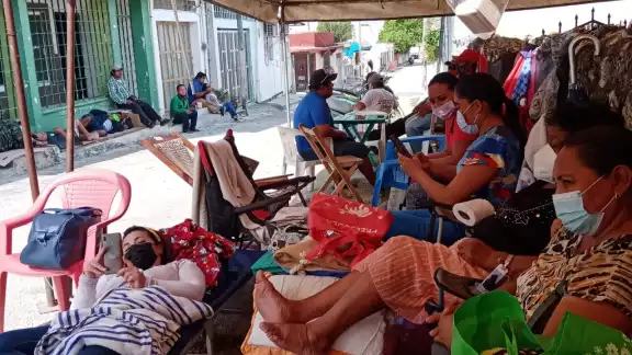Los burócratas esperan el pago correspondiente a seis quincenas Los burócratas esperan el pago correspondiente a seis quincenas