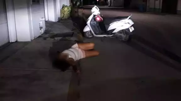 La mujer fuer encontrada por policías de Cozumel en estado de ebriedad y tirada en una banqueta; fue llevada a los separos La mujer fuer encontrada por policías de Cozumel en estado de ebriedad y tirada en una banqueta; fue llevada a los separos