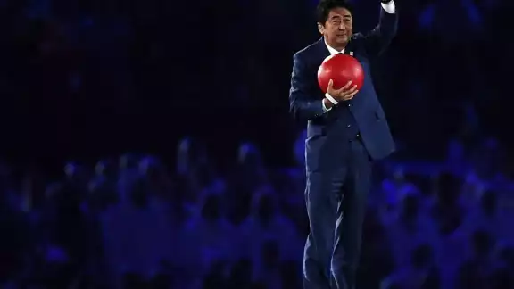 Shinzo Abe hizo una aparición especial en los Juegos Olímpicos de Tokio 2020, saliendo desde el tubo por el que, basado en los juegos de Nintendo, se transporta Super Mario Shinzo Abe hizo una aparición especial en los Juegos Olímpicos de Tokio 2020, saliendo desde el tubo por el que, basado en los juegos de Nintendo, se transporta Super Mario