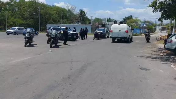 La camioneta blanca fue alcanzada por policías frente al Mercado Municipal de Chetumal, tras una persecución en la ciudad La camioneta blanca fue alcanzada por policías frente al Mercado Municipal de Chetumal, tras una persecución en la ciudad