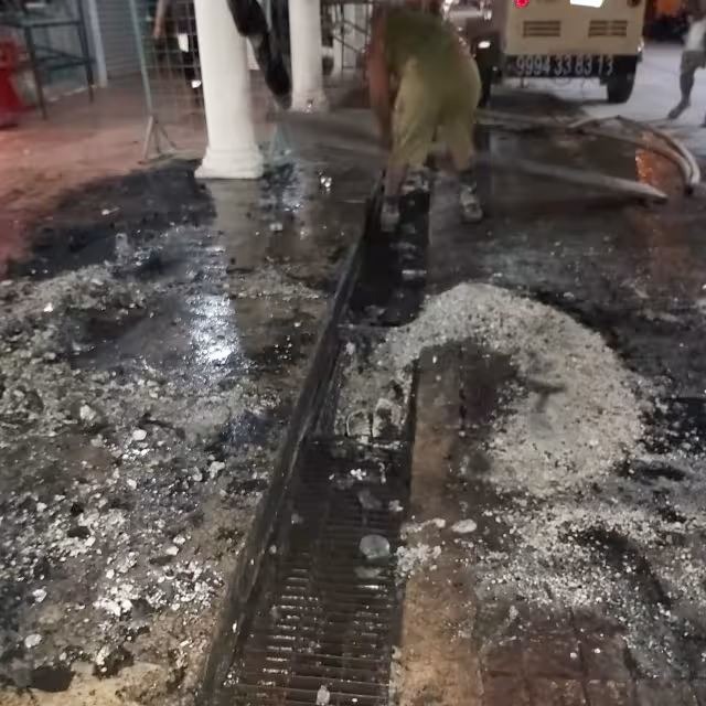 El trabajo se están realizando en horas de la noche para no perjudicar a los locatarios que venden frutas y verduras en el lugar