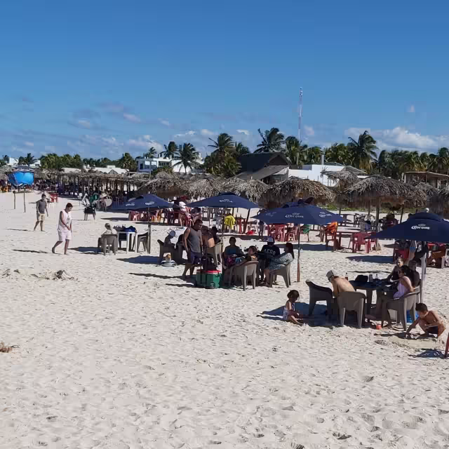 Entre los atractivos de la localidad se encentran los restaurantes, el avistamiento de flamencos y el ojo de agua que conecta el agua dulce con la marina