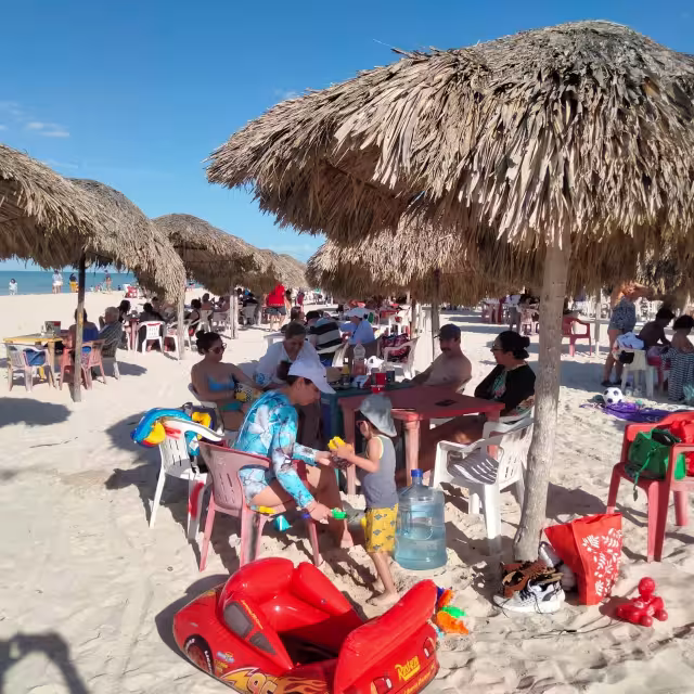 Turistas llegan a Sisal en busca de calor en estas vacaciones