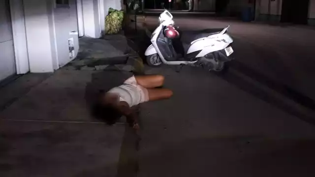 La mujer fuer encontrada por policías de Cozumel en estado de ebriedad y tirada en una banqueta; fue llevada a los separos
