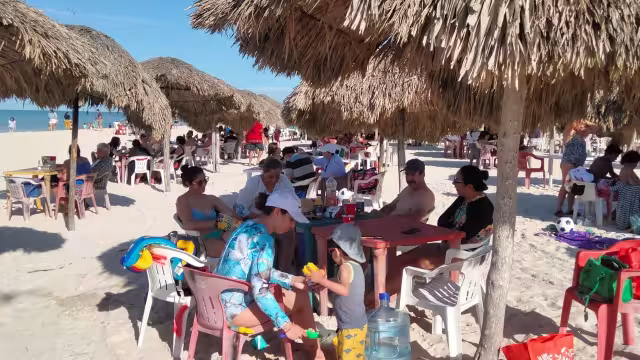 Turistas llegan a Sisal en busca de calor en estas vacaciones
