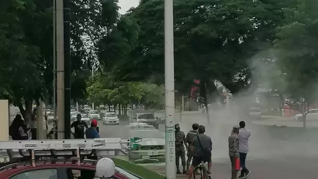 La zona fue acordonada y la vialidad cerrada a la circulación para que pudieran realizarse las maniobras para sofocar el fuego