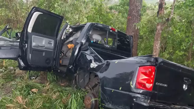 Camioneta abandona la cinta asfáltica