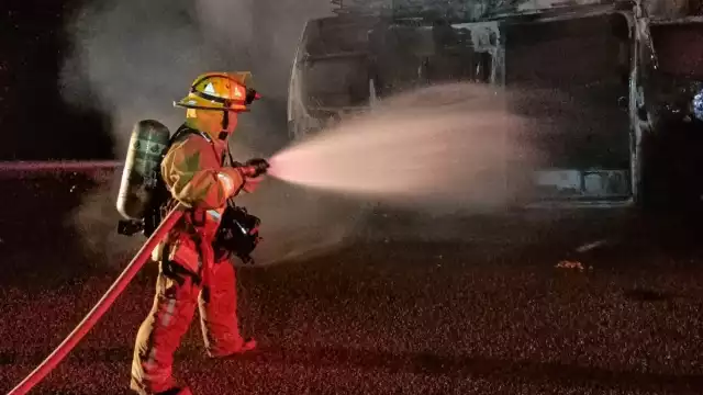 Bomberos acudieron a sofocar las llamas en la Van turística luego del choque registrado en Playa del Carmen
