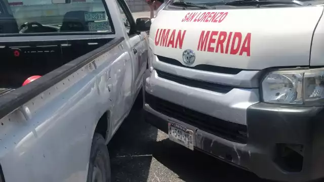 La combi de la ruta Umán chocó contra una camioneta en Mérida