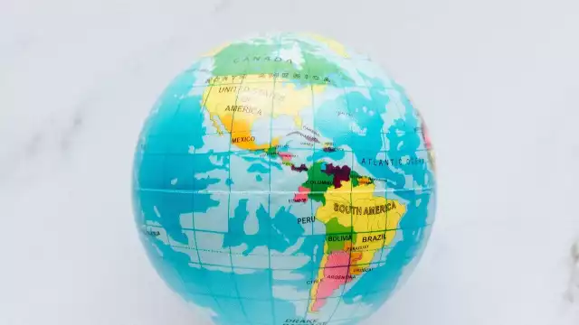 El continente en el globo terráqueo