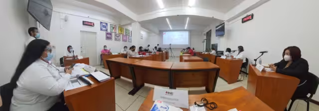 La sesión fue presidida por José Francisco Croce Flota, presidente de la 02 Junta Distrital del INE