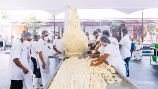 Comunidad de Oaxaca rompe el Récord Guinness por crear el quesillo más grande del mundo