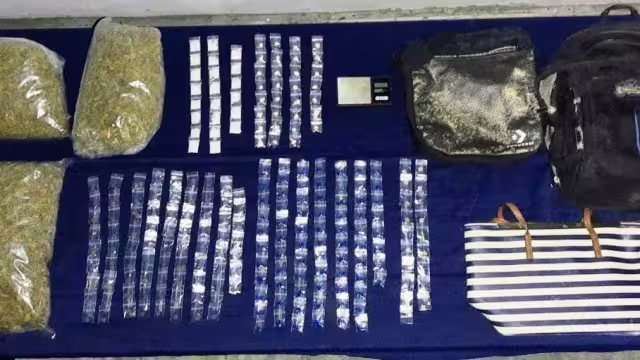 Los agentes de inmediato interrogaron a las femeninas, quienes dijeron llamarse Michelle "N" y Marisol “N”