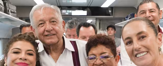 En el lugar se aglutinaron alrededor de 150 personas para recibir y despedir a la comitiva / Por Esto!