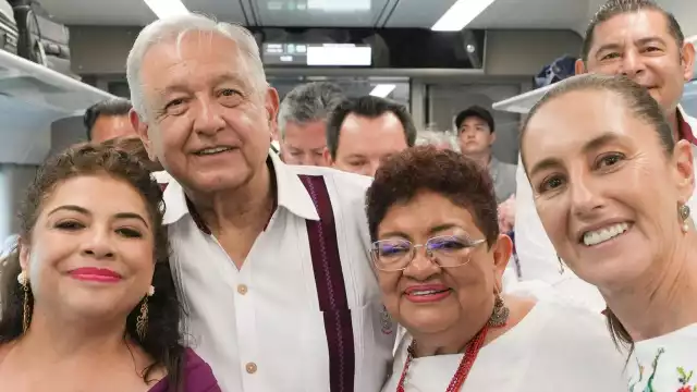 En el lugar se aglutinaron alrededor de 150 personas para recibir y despedir a la comitiva / Por Esto!