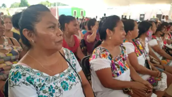 Más de 253 mil personas del sexo femenino utilizan la lengua autóctona en Yucatán Más de 253 mil personas del sexo femenino utilizan la lengua autóctona en Yucatán