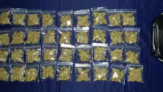 Los detenidos se identificaron como Josué “N y Rosa “N” a quienes les encontraron 40 bolsitas con vegetal similar a la marihuana