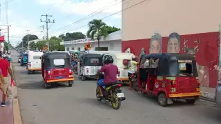 Mototaxistas de Lázaro Cárdenas piden subir tarifa a 15 pesos por pasajero