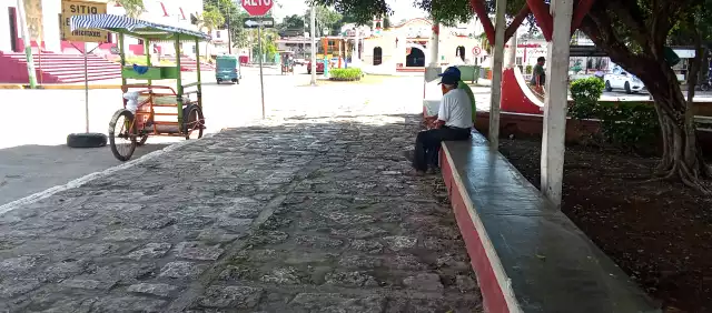 Liberato, con más de 70 años, dijo que pedalea doble turno en tricitaxi y sólo logra d 50 a 80 pesos diarios.