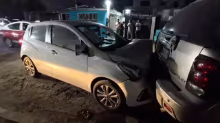 Mujer pierde el control y choca contra dos autos estacionados en Ciudad del Carmen